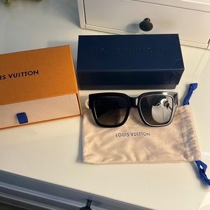 Louis Vuitton LINK PM SQUARE SUNGLASSES Authentic